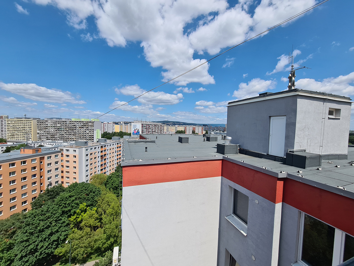 Bratislava, Oprava hydoizolácie strechy na bytovom dome, zateplenie a vyspádovanie strechy