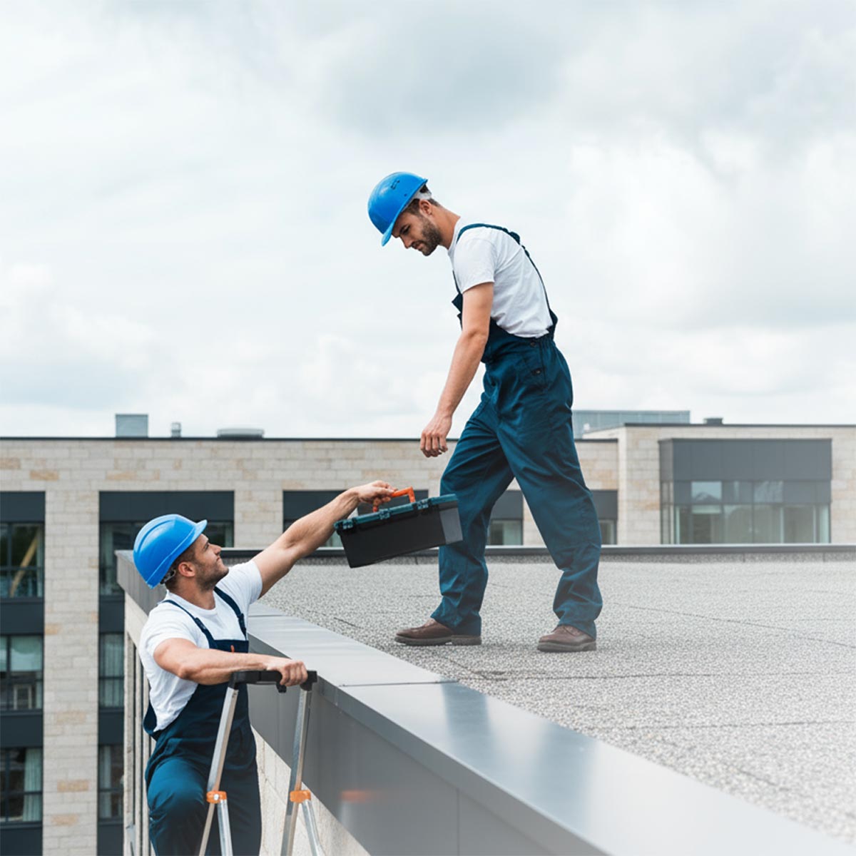 Pracovníci na streche